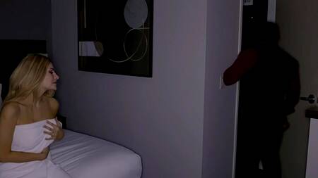 Богатая постоялица нуждается в большом черном члене