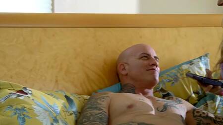 Татуированный качок ебет Bunny Madison в красивом белье