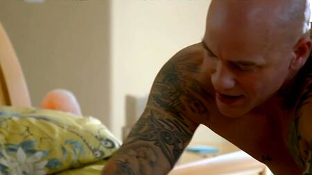 Татуированный качок ебет Bunny Madison в красивом белье