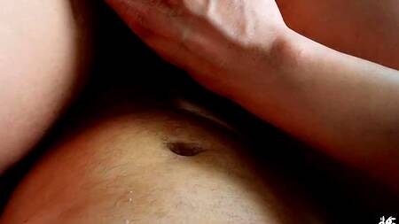 Усадил жену на секс машину и страстно её трахнул