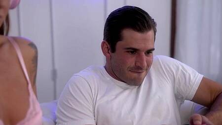 Парень отвлекает телку в розовом от игры, чтобы трахнуться