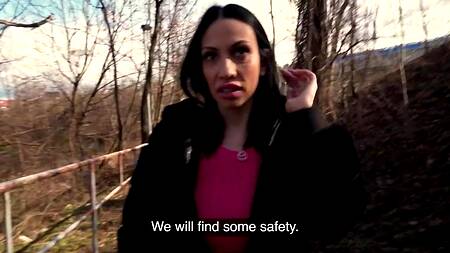 Пошлая милфа сразу соглашается трахнуться за деньги