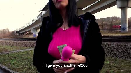 Пошлая милфа сразу соглашается трахнуться за деньги