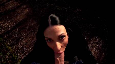 Пошлая милфа сразу соглашается трахнуться за деньги