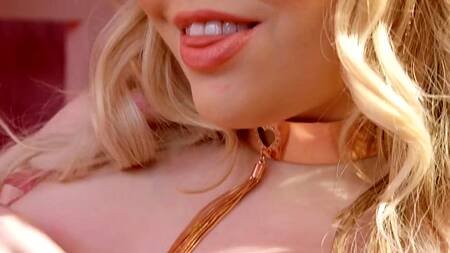 Милашку в розовом белье легко развести на анал