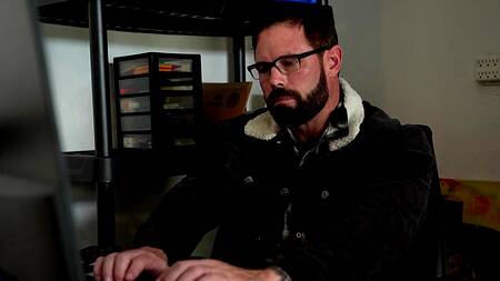 Падчерица отвлекается от уборки и трахается с отчимом