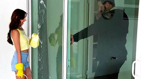 Падчерица отвлекается от уборки и трахается с отчимом