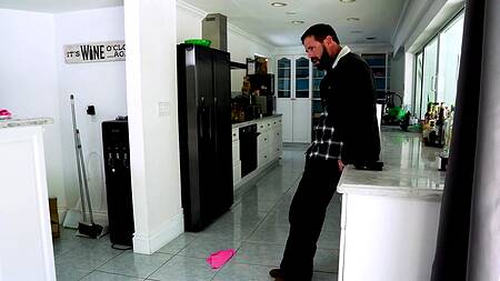 Падчерица отвлекается от уборки и трахается с отчимом