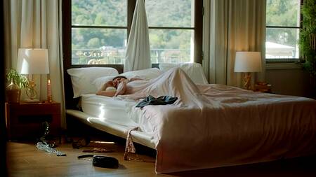 Шикарная красотка Adria Rae в наручниках отдается в попку