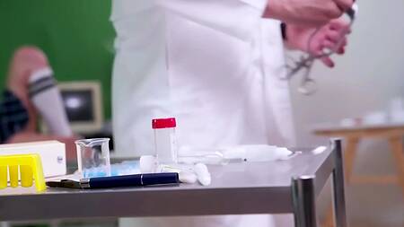 Доктор трахает милфу в короткой юбке для профилактики