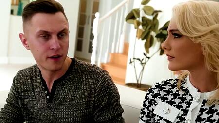 Грудастая мачеха учит падчерицу ебется