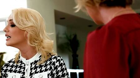 Грудастая мачеха учит падчерицу ебется