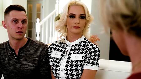 Грудастая мачеха учит падчерицу ебется