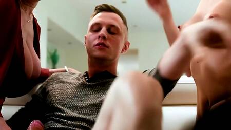 Грудастая мачеха учит падчерицу ебется