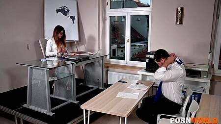 Молодая преподавательница трахается с двумя коллегами