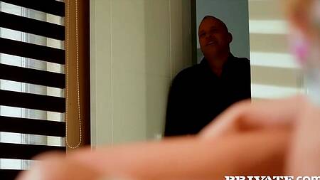 Стройная Lucky Bee в красивом белье зовет любовника на секс