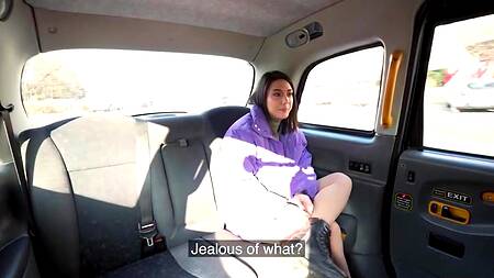 Таксист соглашается поиметь симпатичную Lena Coxx