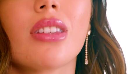 Белая красотка на отдыхе соблазняет негра на еблю