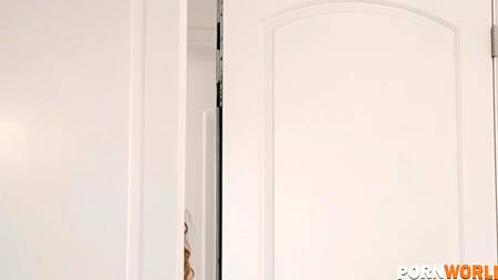 Настоящий член в попке лучше, чем стеклянный