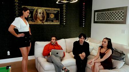 Учится делать куни на пизде мачехи и трахает её