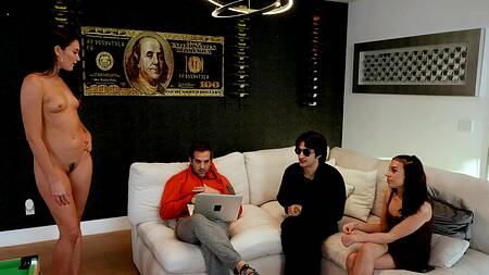 Учится делать куни на пизде мачехи и трахает её