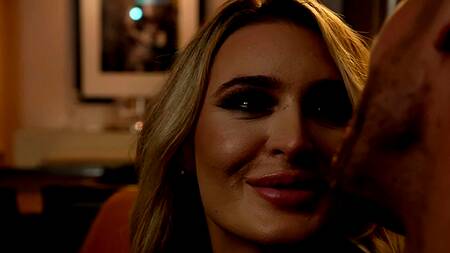 Зрелая шлюшка в синем белье развлекается с клиентом