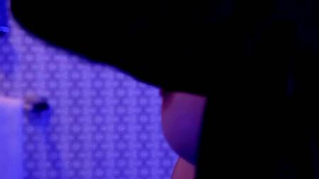 Зрелая шлюшка в синем белье развлекается с клиентом