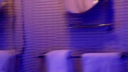 Зрелая шлюшка в синем белье развлекается с клиентом