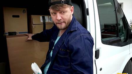 Хозяйка во время переезда трахается с грузчиком в жопу