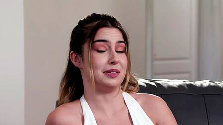 Студентка Chanel Camryn в очках доверяет попку опытному любовнику