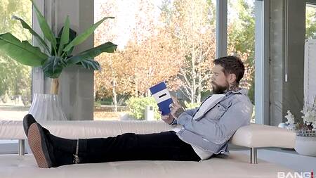 Пусть татуированный бунтарь трахает её в узенькую попку