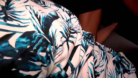 Ненасытная мамаша соблазняет молодых парней