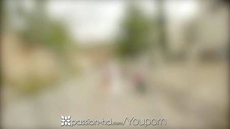 Угостил большим членом изголодавшуюся секса девушку