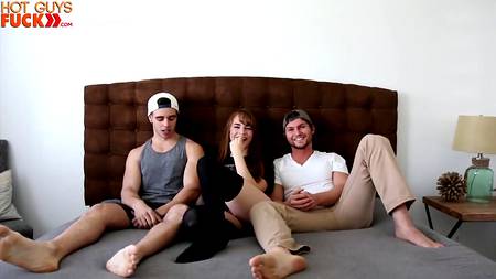 Качки ебут молоденькую сучку