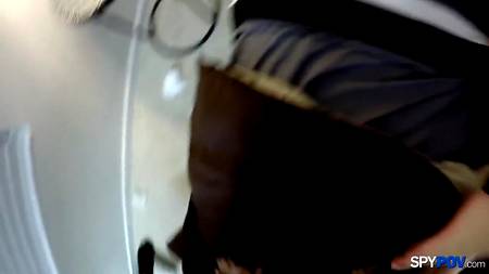 Хорошенькая девчонка попросила парня чтоб он ее трахнул перед видео камерой