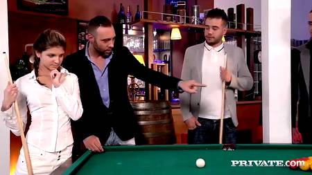 Девушка кайфует в обществе трех мужиков