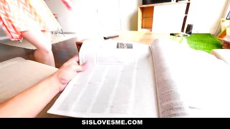 Блондинка умело доставляет оральное удовольствие своему парню