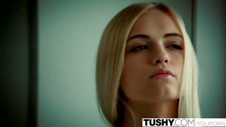 Прелестная блондиночка захотела в обе дырки