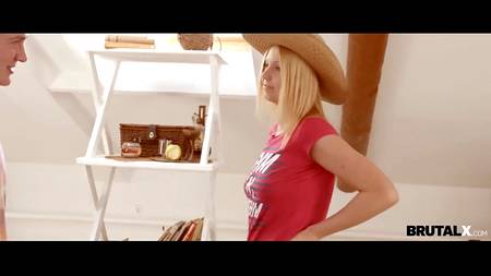 Парень при помощи силы заслужил жаркий секс с блондинкой