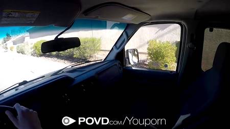 Водитель ебет попутчицу в салоне автомобиля