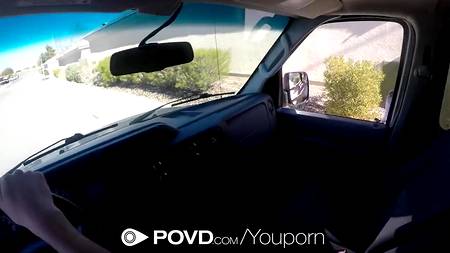 Водитель ебет попутчицу в салоне автомобиля