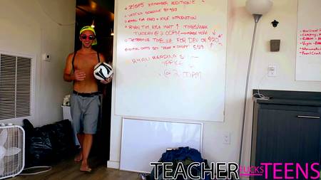 Парень испытал пик блаженства в компании голых девушек