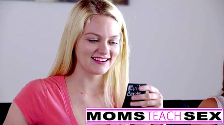 Мамочка учит дочек доставлять экстаз мужчине