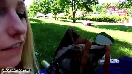 Трахнул в попку няшную блондинку в публичном месте на улице