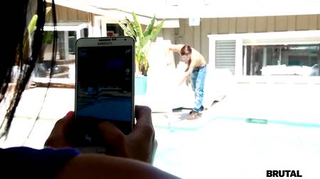 Чистильщик бассейна усердно трахнул сексуальную хозяйку дома