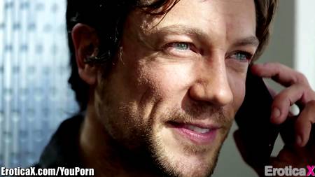 Знойная секретарша скрасила скучный день начальнику