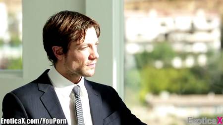 Знойная секретарша скрасила скучный день начальнику