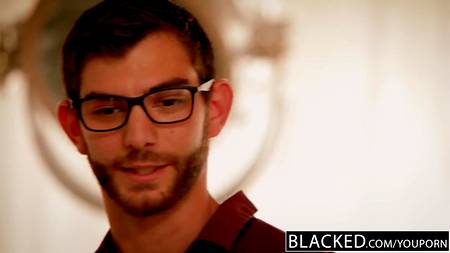 Брюнетка подставила промежность под гигантский черный фаллос