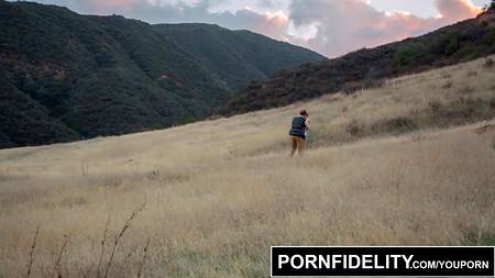 Блондинка берет в рот и дает бойфренду в попку прямо на улице