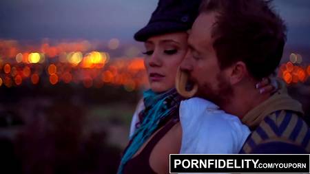 Блондинка берет в рот и дает бойфренду в попку прямо на улице